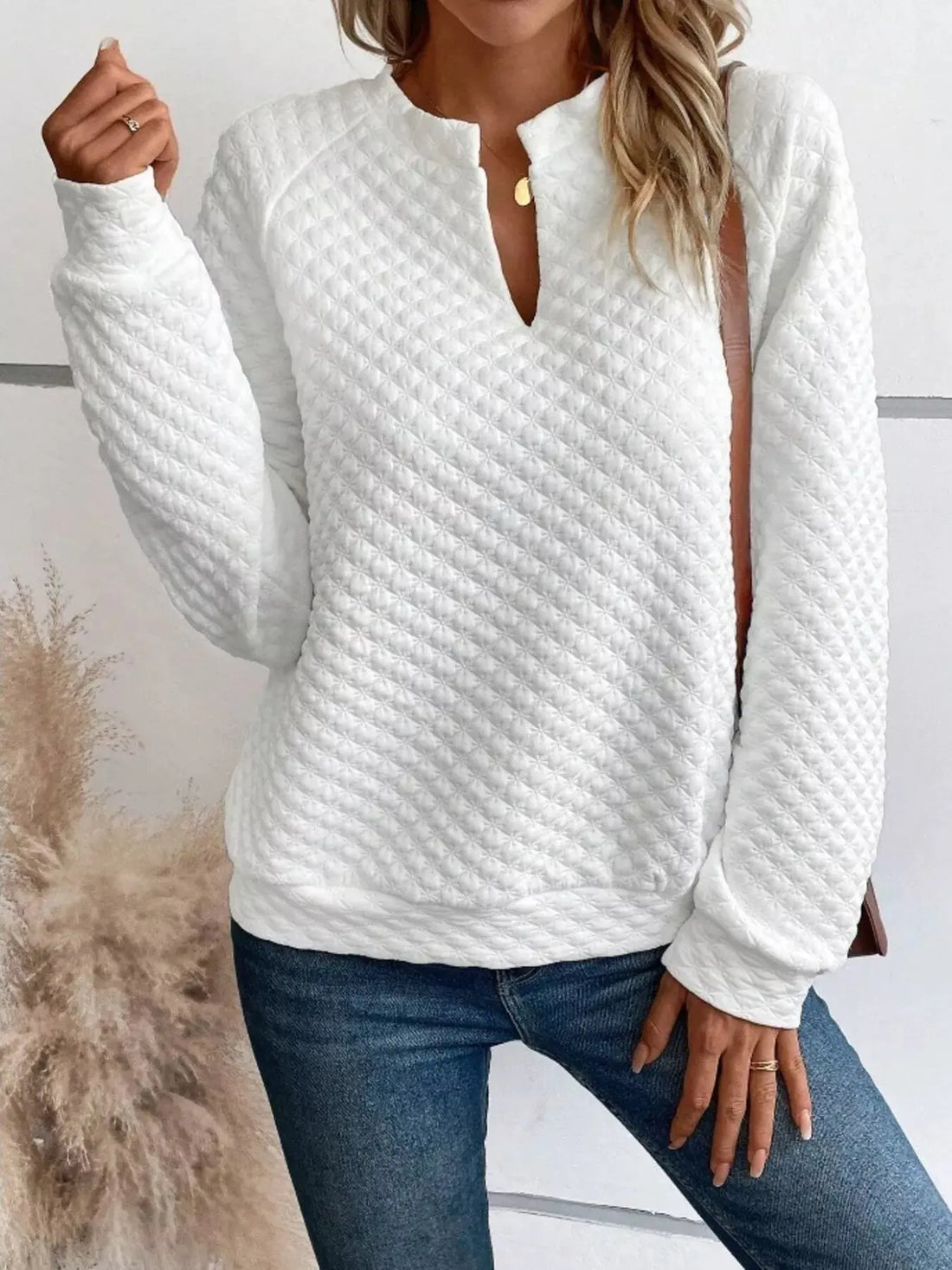6f9a60c62bb64b06a707e63cdca5da52-Max-OriginTextured Long Sleeve Notched Sweatshirt Features:Basic styleStretch:Slightly stretchyMaterial composition:95% polyester, 5% spandexCare instructions:Machine wash cold. Tumble dry low 001