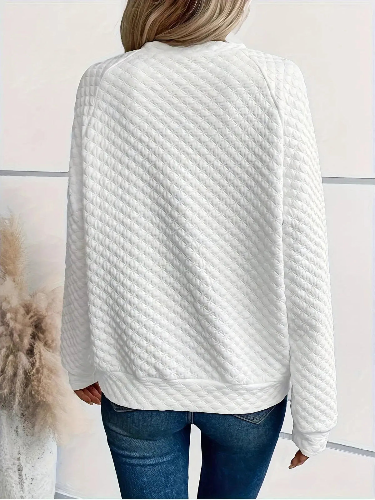 Textured Long Sleeve Notched Sweatshirt Features:Basic styleStretch:Slightly stretchyMaterial composition:95% polyester, 5% spandexCare instructions:Machine wash cold. Tumble dry low 003
